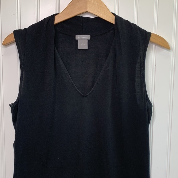 ANN TAYLOR BLACK SLEEVELESS V-NECK SILK BLEND TOP SIZE SMALL - Picture 2 of 6